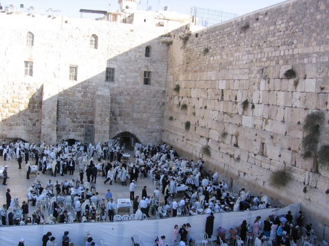 Верниците се враќаат на Ѕидот на плачот во Ерусалим