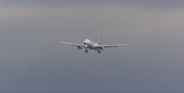 Авион принудно слетал во Сплит поради дојава за бомба