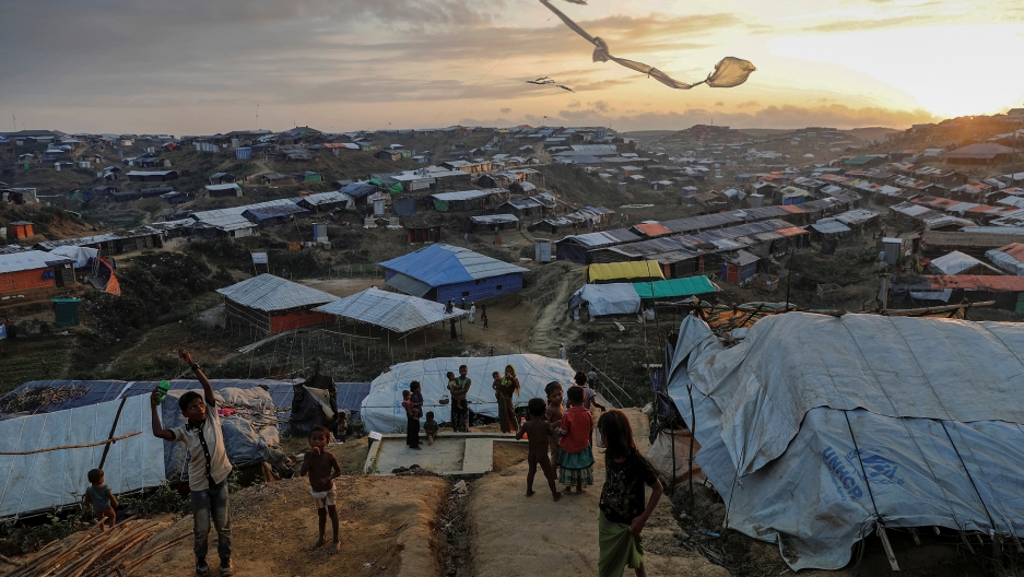 Коронавирусот влезе во најголемиот бегалски камп во светот