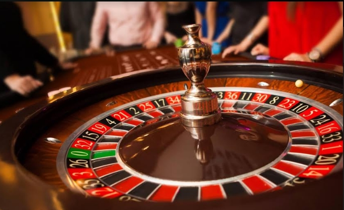 Се коцкале во казино во Струга, па се заканувале на вработените да им дадат кредити- изнудиле дури 175 илјади денари