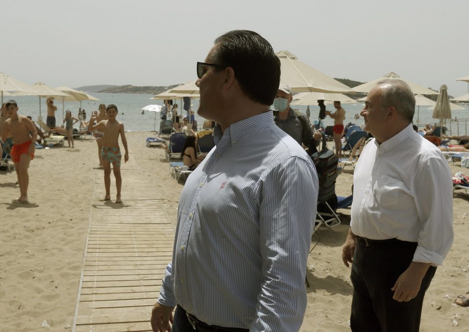 ФОТО: Рекордно високите температури ги наполнија плажите во Грција