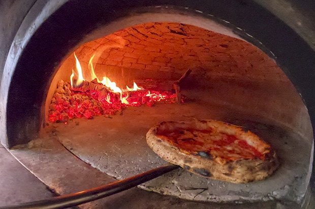 ФОТО: По два месеци, мирисот на пицата повторно низ улиците во Неапол – продадени 60.000 пици