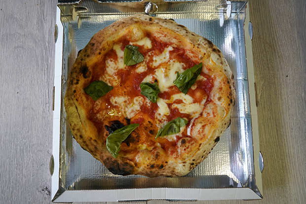 Побрзо и помеко: Тесто за пица БЕЗ КВАСЕЦ и стасување, готово за само 2 МИНУТИ (РЕЦЕПТ)