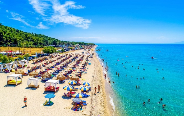 Се отвораат внатрешните делови на угостителските објекти во Грција, на плажите од денеска дозволена музика и алкохол