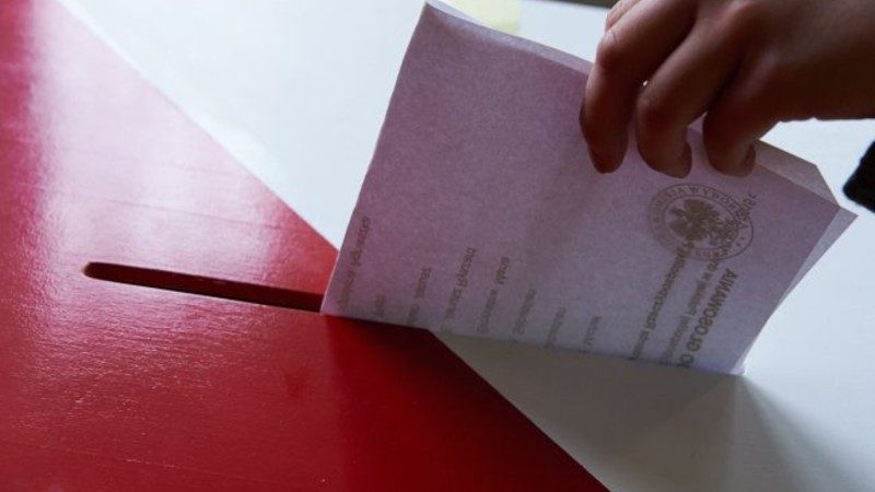 Одложени претседателските избори во Полска