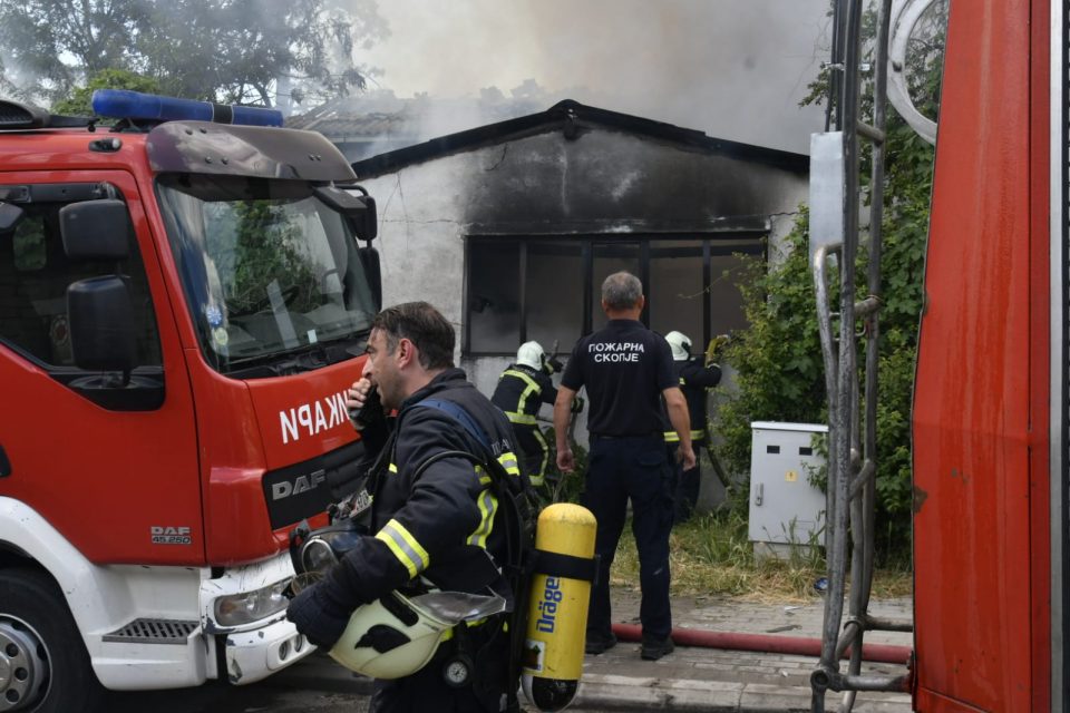 Три магацини и повеќе возила изгореа во Радишани, познато е како започнал пожарот