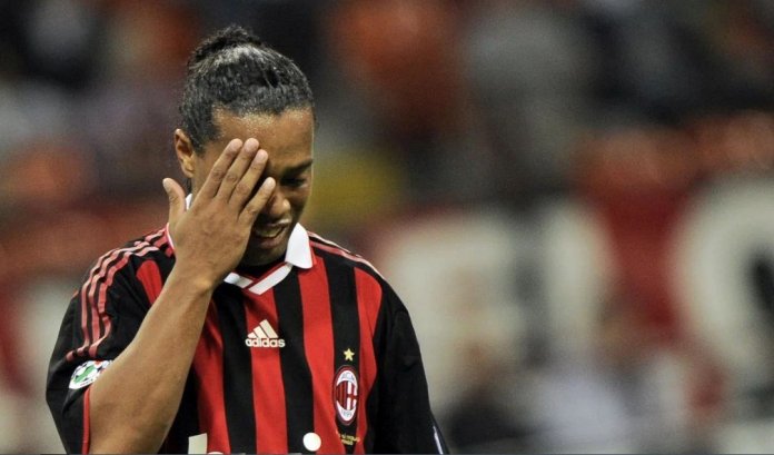 Роналдињо го молел својот противник: „Не ме удирај повеќе, еве ти го мојот дрес“