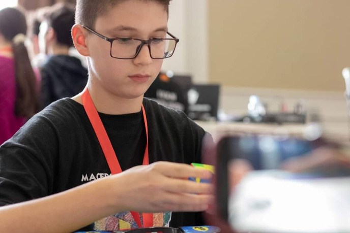 ВИДЕО: 13-годишниот Никола од Велес е рекордер за редење на Рубикова коцка