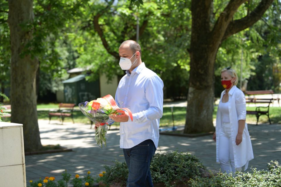 Мисајловски положи цвеќе на споменикот на Ѓорче Петров