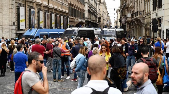 Неофашистите предизвикаа нереди во центарот на Рим, нападнати новинарски екипи (ВИДЕО)