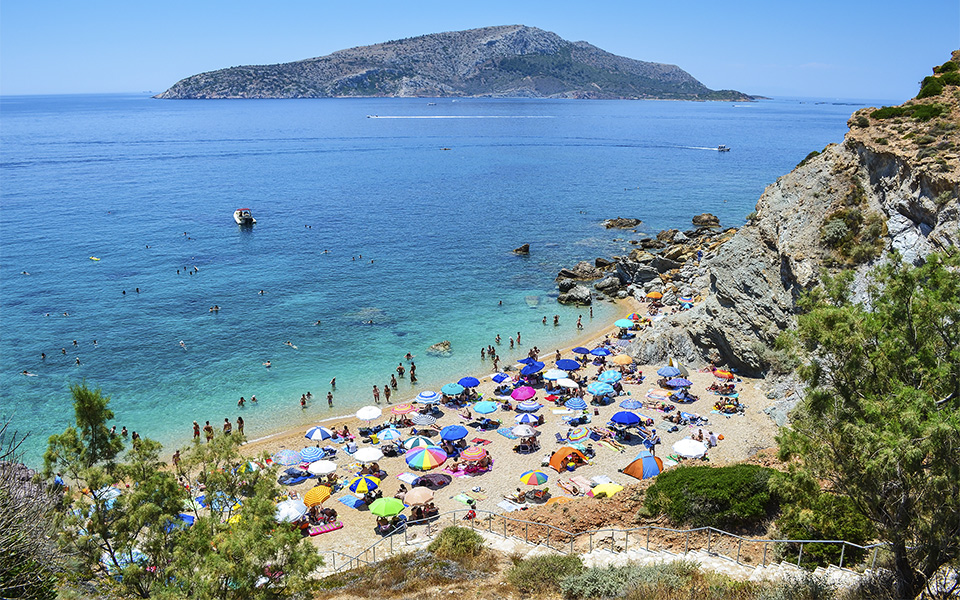 Затворена плажа и барови во близина на Атина поради непочитување на протоколите за работа
