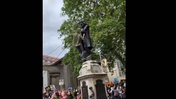 Во Бристол на протест урнат споменик на трговец со робови (ВИДЕО)