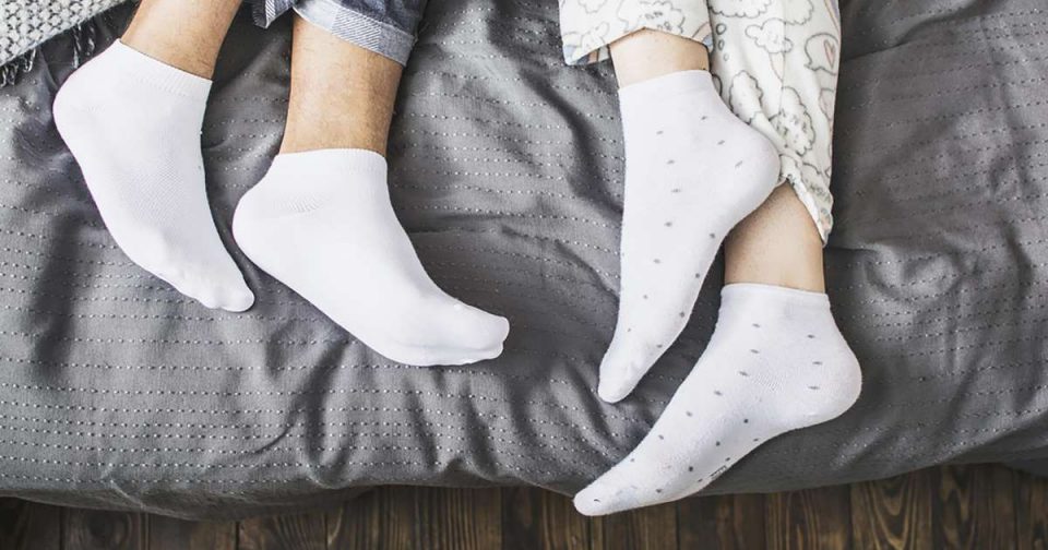 Спиете боси или со чорапи – Што кажува тоа за вас