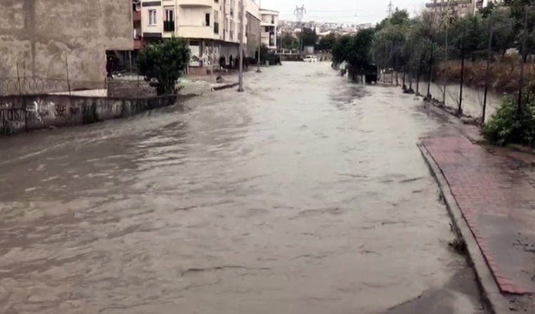 ВИДЕО: Силно невреме со Истанбул со дожд, торнада и грмотевици