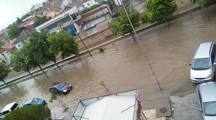 Обилни врнежи од дожд во Неготино, интервенција на пожарникарите