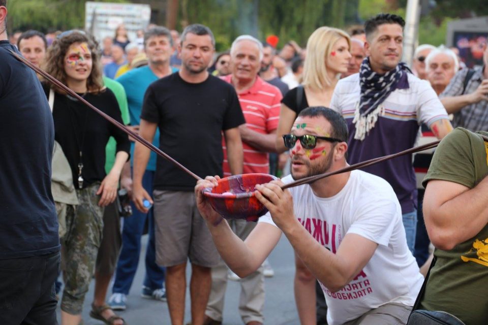 Ех, шарени, шарени! И шути и рогати, да ве извози еден морон и мајка да ви расплаче…