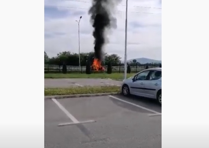 Се запали автомобил во движење на патот Тетово-Скопје, еве ги деталите