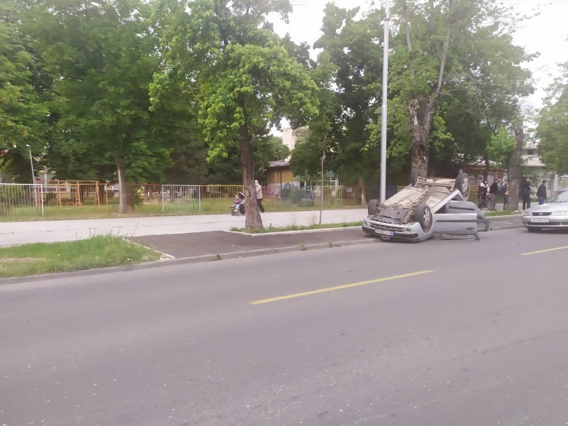 ФОТО: Тешка сообраќајна несреќа во Автокоманда, автомобил превртен на кров