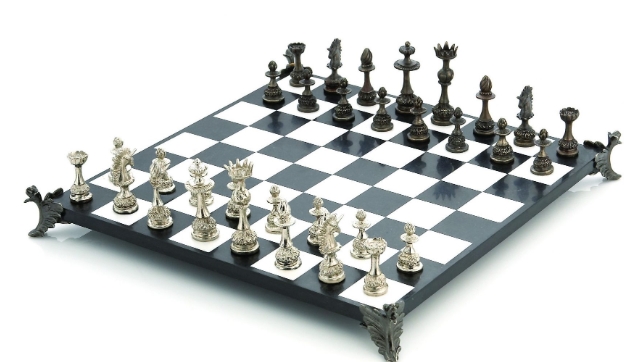 Австралиска корпорација шахот го смета за расистичка игра, затоа што секогаш белите фигури го влечат првиот потег