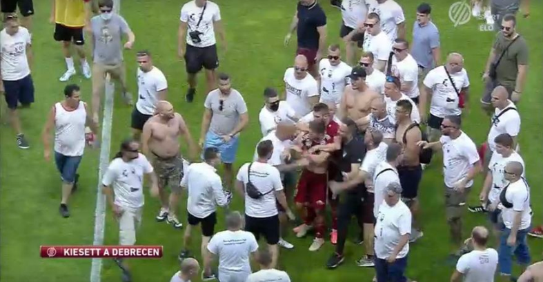 ВИДЕО: Хаос во Унгарија, фудбалски великан испадна од лига, навивачите влетаа во терен, специјалци интервенираа