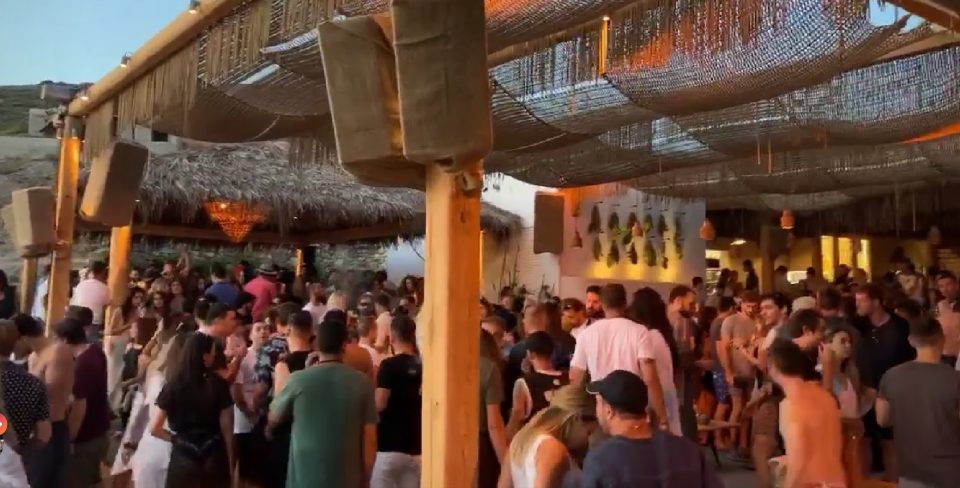 Затворен бар на плажа на Миконос поради непочитување на мерките и протоколите за заштита од Ковид-19