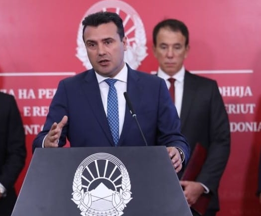 Герила акција на УМС на ВМРО-ДПМНЕ: Сакаме да ви честитаме 1-ви април, ама со Заев секој ден е ден на лагата (ФОТО)