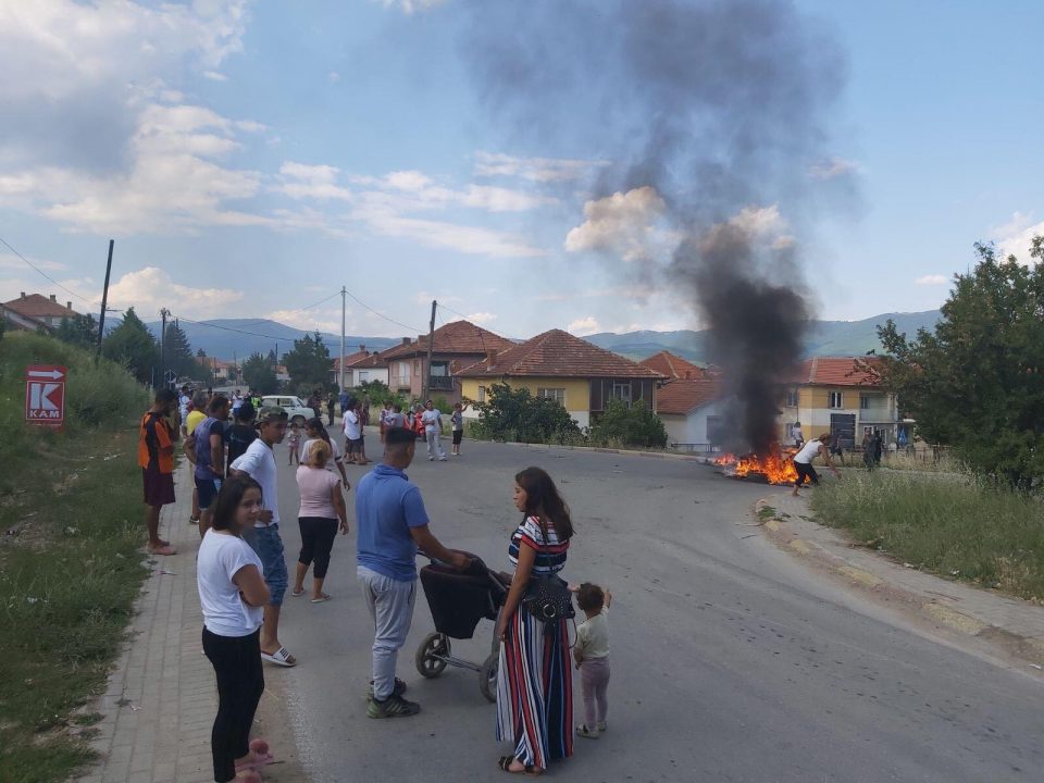 Ромите од Ресен на улица- власта им ветила дека нема да им ја исклучат струјата, па сега се соочија со спротивното (ФОТО)