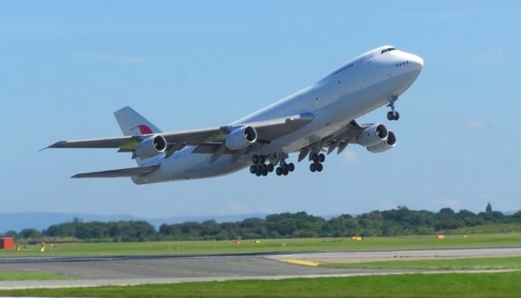 Авион на пат кон Дубаи принудно слета на аеродромот Бургас