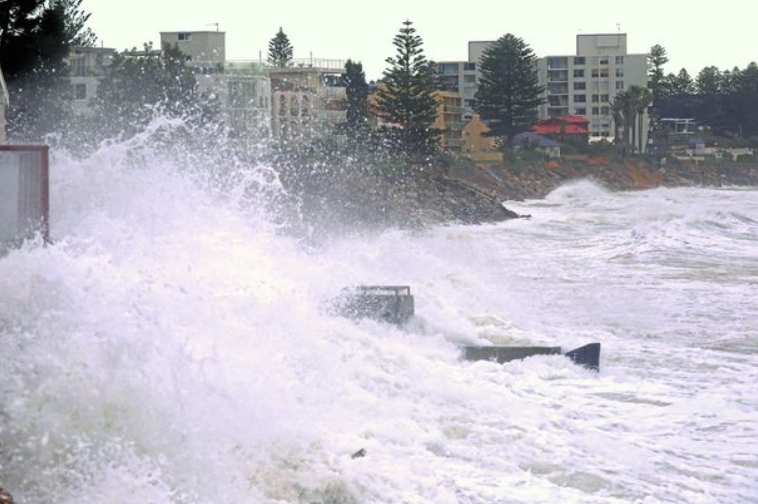 Големи бранови се закануваат да урнат куќи во крајбрежните области на Австралија