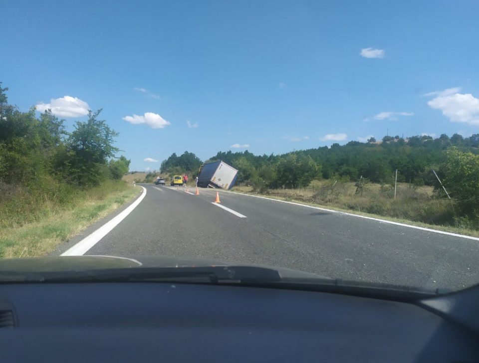 Внимателно: Камион превртен пред патарината Сопот на автопатот Скопје – Велес (ФОТО)