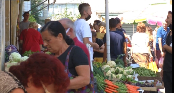 Албанија ќе воведува задолжително носење заштитна маска и парични казни за неносење