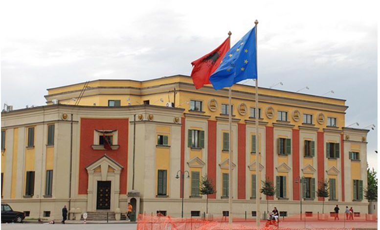 Албанскиот Парламент ги усвои уставните измени со кои се укинуват изборните коалиции