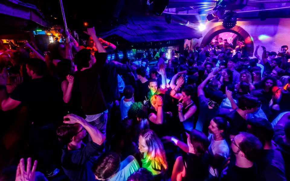 Серија мистериозни напади во ноќни клубови: Во Малага пријавени нови 11 случаи на убоди со шприц