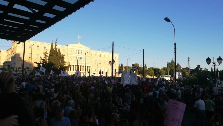 Грчкиот Парламент го усвои законот за собири, инциденти пред законодавниот дом