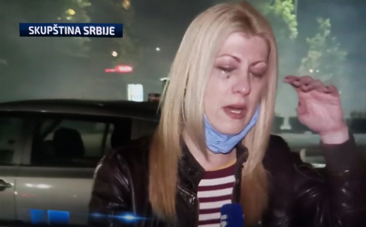 Новинарката која денеска ја возвиши цела Србија: За време на рекламниот блок вдишала солзавец, па машки издржала во живо (ВИДЕО)