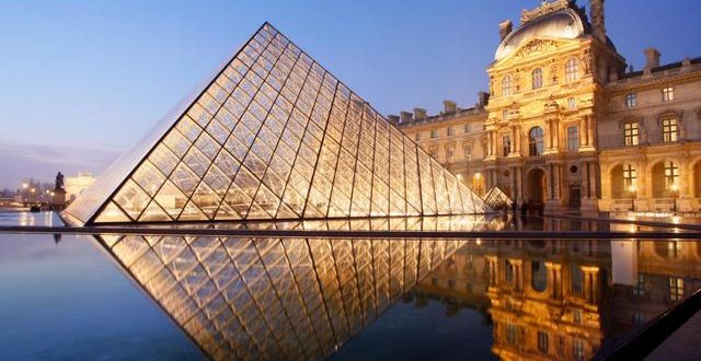 Музејот Лувр затворен поради безбедносни причини, посетителите евакуирани