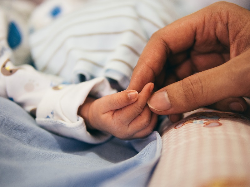 Мајки на породилно, бидете спокојни: Продолженото отсуство трае се до завршување на времените мерки за коронавирусот