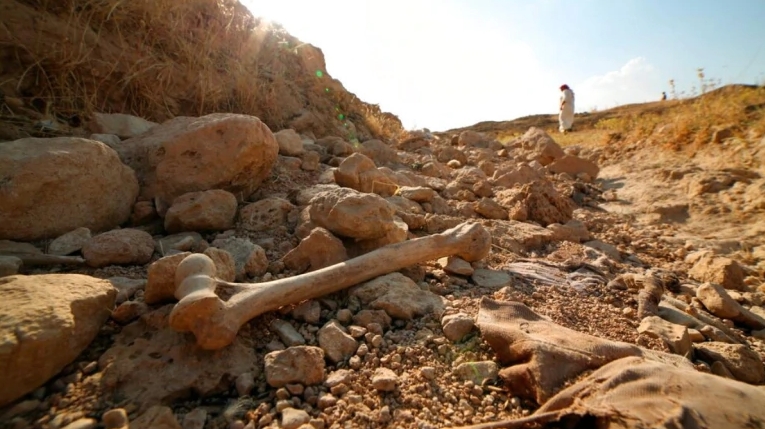 ФОТО: Масовна гробница со повеќе од 100 тела пронајдена во Ирак