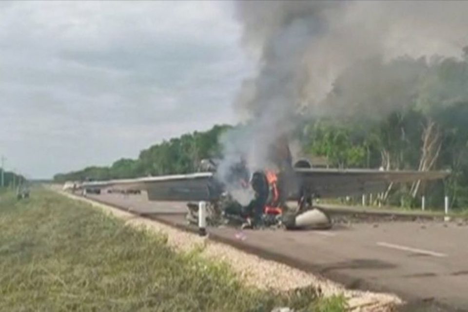 ВИДЕО: Авион кој пренесувал дрога се запали по слетувањето