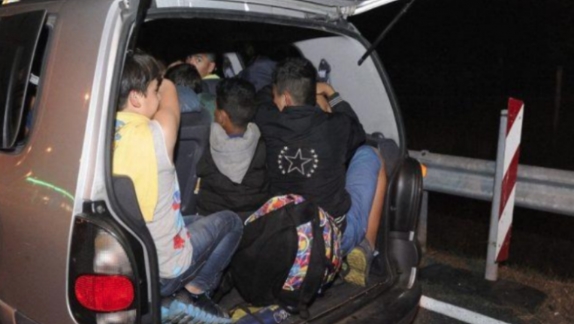 Осумнаесет мигранти од Бангладеш пронајдени во возило на патот Неготино-Градско