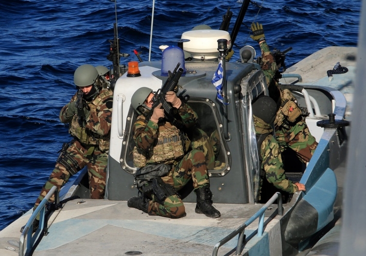 Во Грција врие, армијата е во состојба на полна готовност, воената морнарица се упати кон турскиот брег