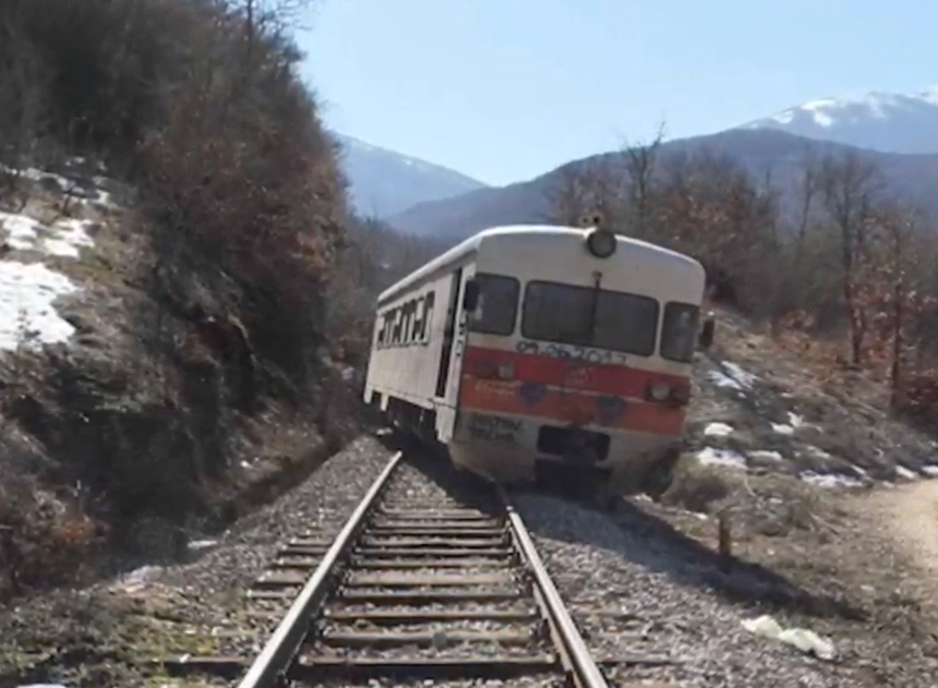 Патнички воз кој тргнал од Скопје за Кочани излетал од шини