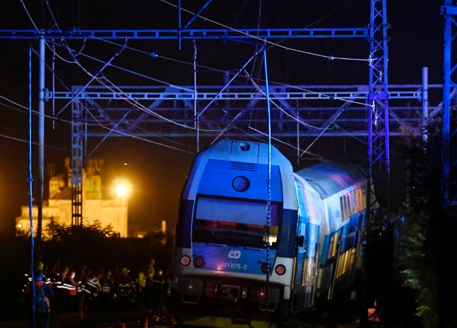 ФОТО: Десетина повредени лица во судар на два воза кај Прага