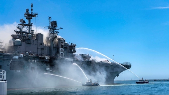Изгаснат пожарот на воениот брод во Сан Диего