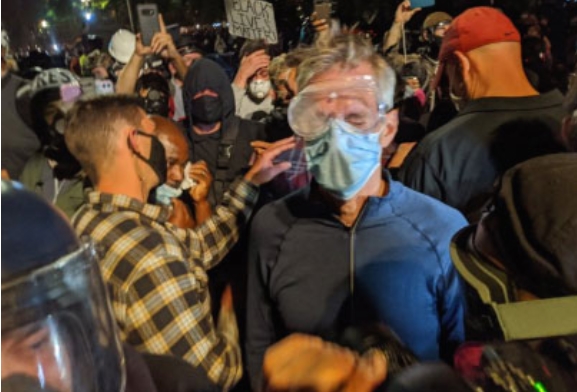 Градоначалникот на Портланд настрада од солзавец