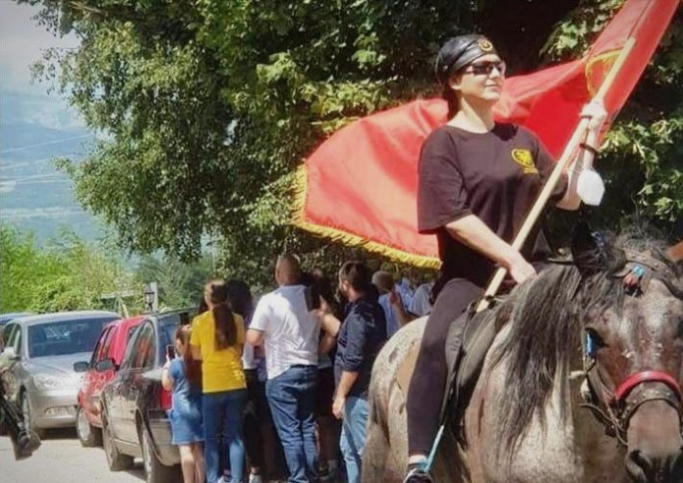 (ВИДЕО) Рашела Мизрахи се качи на коњ – ја предводи коњаницата која оди кон Мечкин Камен