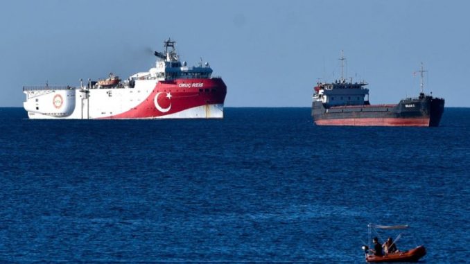 Турски воени бродови на готовс, САД бара смирување на тензиите, Мекрел спречила воен судир