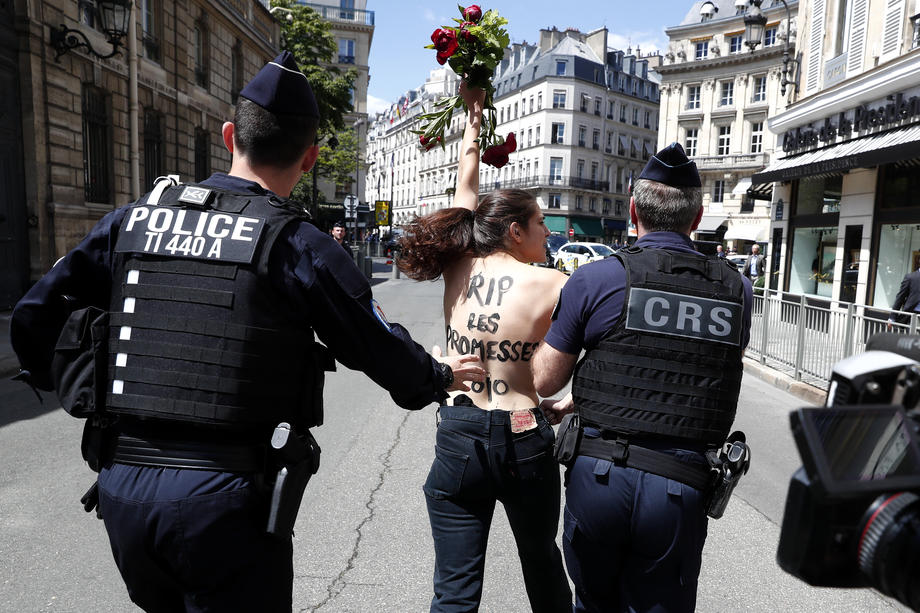 Жени-топлес протестирале против Макрон во Париз