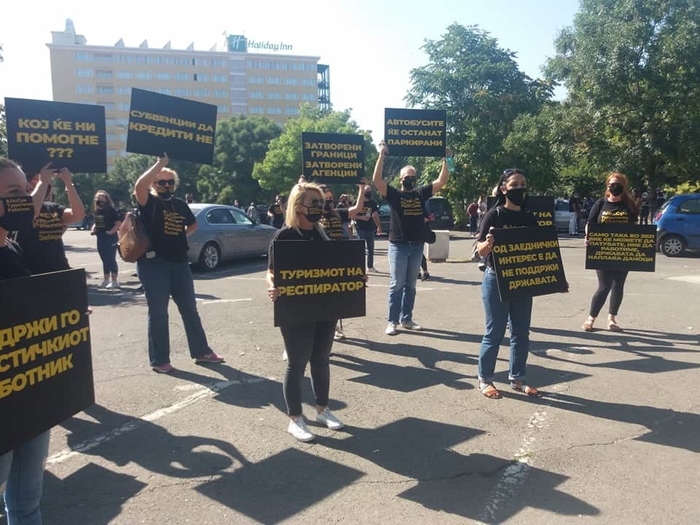 Потрошени милиони на картички и ваучери за туризам, а туризмот е во слободен пад