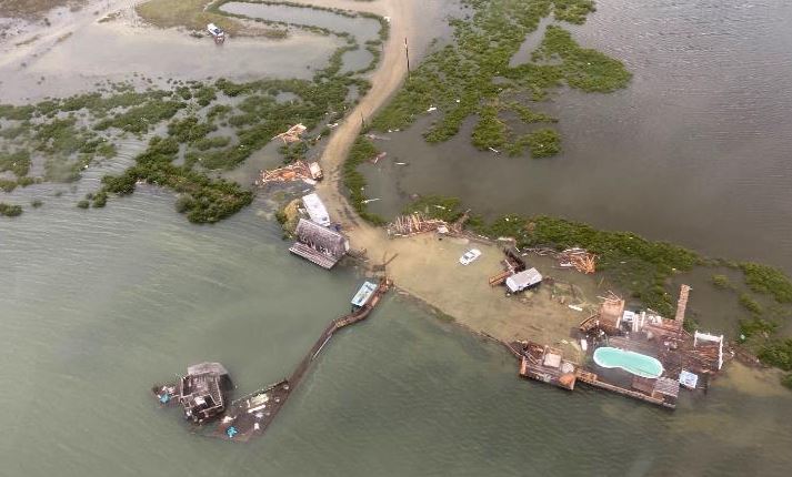 ВИДЕО: Ураганот Хана го погоди брегот на Тексас, го урна ѕидот меѓу САД и Мексико